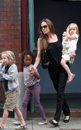 组图：朱莉单手抱女展辣妈本色 皮特休闲装帅气