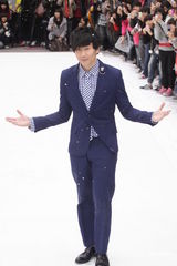 组图：林俊杰牵狗办握手拍照会 承认公司下禁爱令