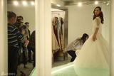 组图：刘璇开心试婚纱 薛佳凝莫慧兰任伴娘