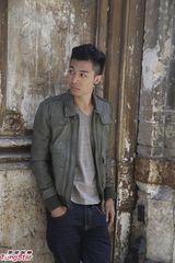 组图：周柏豪皮褛装游走巴黎欣赏街头艺人