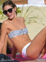 组图：名模迪瓦伊穿比基尼海边晒肤 前胸似后背