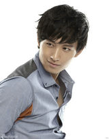 组图：成毅儒雅气质搭配牛仔新派写真