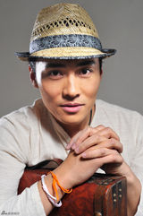 组图：刘小辉帅气写真 尽显绅士魅力