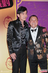 组图：周杰伦现身祝寿曾志伟 全黑套装帅气