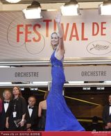 组图：莎朗斯通不服老 深V长裙袒露八字奶