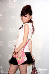 高清图：王心凌短裙走秀 大摆可爱姿势展青春活力