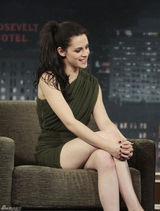 组图：克里斯汀-斯图尔特上电视节目秀性感美腿