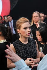 组图：《美国队长2》主创访华 斯嘉丽黑裙妩媚