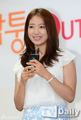 组图：朴信惠教学生辨别伪劣商品展甜美笑容