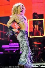 幻灯组图：夏奇拉草裙热舞秀蛮腰 弯腰抛球春光乍泄