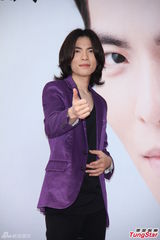 组图：萧敬腾帮擦保养品粉丝乐翻