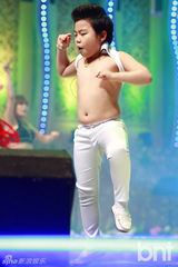 组图：EXO与Apink助阵颁奖礼 f(x)水晶捧奖