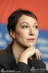 《我最好的敌人》发布会 女星斯特劳斯获乔治护花