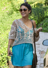 组图：凡妮莎-哈金斯吊带蓝色连衣裙搭镂空罩衫