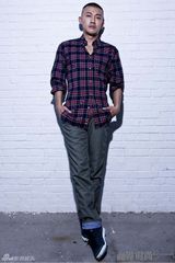 幻灯图：聂远熟男大片玩分身 颓废街头的华丽行走