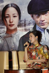 组图：刘青云宣传频耍宝 江一燕靓丽现身不慎走光