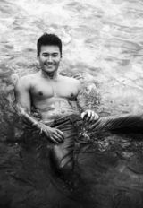 组图：胡兵帅气封面演绎四十而立新牛仔