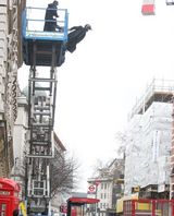 组图：《夏洛克》再曝片场照 卷福揭生死谜团