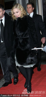 高清图：麦当娜现身柏林 小男友恩爱相伴