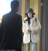 组图：李小璐携母亮相上海机场 站角落举止低调