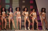 超模大赛佳丽比基尼扭腰斗美腿 扎马尾雷人(图)