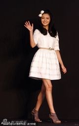 组图：大S白裙飘飘现身北京 头顶棉花蝴蝶结似少女