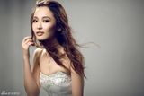 幻灯图：李曼拍摄写真 白色纱裙宛如新娘