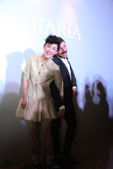 组图：陈燃亮相某名品发布会 金色蓬蓬裙诠释哥特范