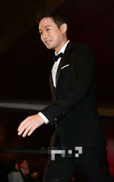 组图：釜山电影节开幕 千正明西装笔挺亮相红毯