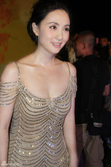 组图：小陶虹金色鱼尾裙助阵比基尼派对