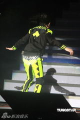 组图：萧敬腾唱《black or white》 向杰克逊致敬