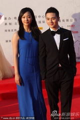 组图：余少群携手《E恋迷情》女星何杜鹃亮相