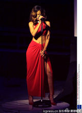 组图：蕾哈娜华盛顿火爆开唱 高衩红裙晒蛮腰