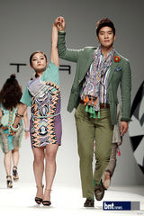 组图：韩国笑星名模齐聚亮相慈善时装秀