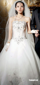 幻灯图：潘霜霜获封港版gaga 婚纱写真演绎浪漫纯情 