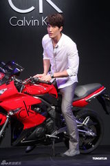 组图：锦荣携隋棠出席代言 提及蔡依林装聋作哑 