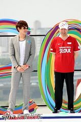 幻灯图集：Rain和曼联选手参加青少年慈善足球活动