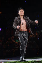 组图：郑伊健开唱遭催婚 女友蒙嘉慧到场欣赏