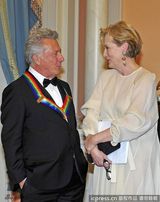 组图：梅丽尔-斯特里普与希拉里玩自拍 变大笑姑婆