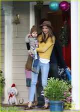 组图：奥兰多一家圣诞节串门儿 米兰达抱儿子靓丽现身