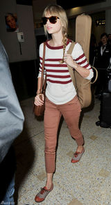 高清组图：泰勒-斯威夫特街拍条纹上衣搭九分裤