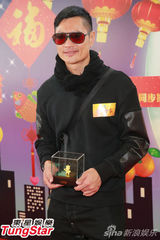 组图：刘丹黄德斌出席《爱回家》盆菜宴