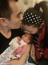 组图：陈龙自制MV庆爱子满月 宝宝大眼抢镜