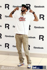 组图：韩星朴振英携SwizzBeatz出席代言品牌记者会