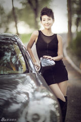 组图：郭柯彤拍摄汽车大片 性感短裙帅气展中性气场