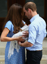 组图：凯特王妃威廉王子抱皇家新生儿亮相