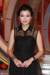 组图：薛家燕亮粉色现身与郑则仕黎耀祥同台