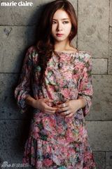 组图：韩星申世京知性写真 裸背性感展妩媚气息