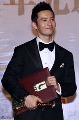 组图：金鸡百花节颁奖礼后台 众星亲吻奖杯