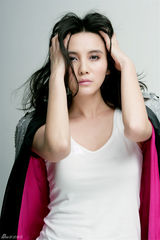 组图：小宋佳时尚个性写真出炉 收视女王开年红